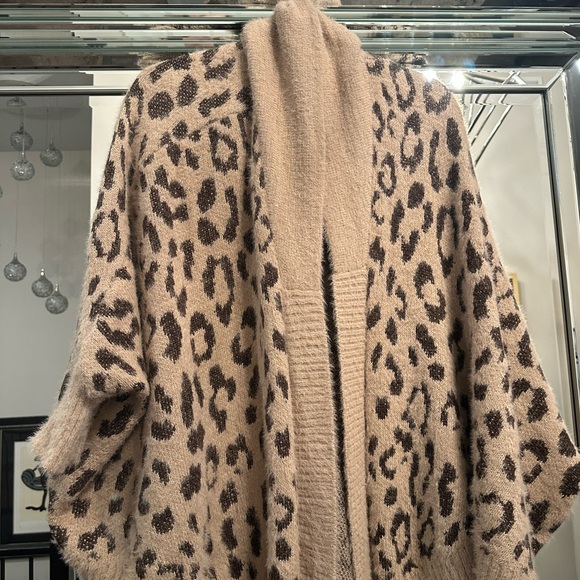 Anthropologie Leopard print cardigan sweater from. One size. Excellent Condition - Picture 8 of 11
